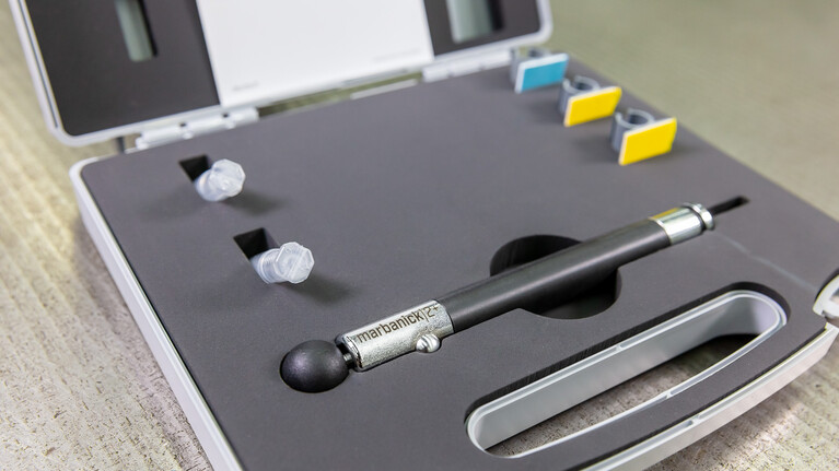 The hand-held device marbanick|2+ for inserting defined waste nicks in cutting rules comes in a practical case with various wedges and a holder. | © Marbach Group