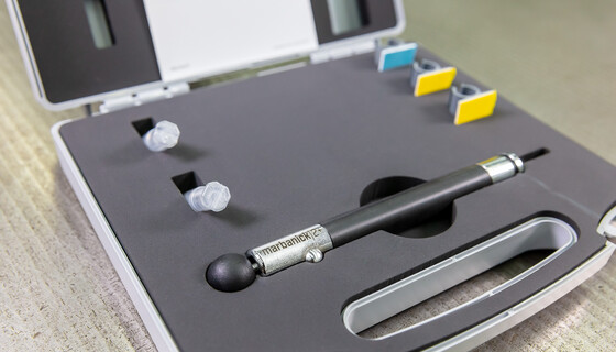 Handgerät marbanick|2+ im Koffer | Marbach-Gruppe | © Marbach Group Das Handgerät marbanick|2+ zum Einbringen definierter Abfall-Haltepunkte in Schneidlinien kommt in einem praktischen Koffer mit verschiedenen Keilen und einer Halterung. | © Marbach Group