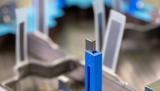 Speziell entwickelte Geraderichter verhindern beim Nutzentrennprozess ein Drehen der Nutzen. Dadurch steigt die Prozessstabilität. | © Marbach Group