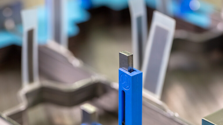 Speziell entwickelte Geraderichter verhindern beim Nutzentrennprozess ein Drehen der Nutzen. Dadurch steigt die Prozessstabilität. | © Marbach Group