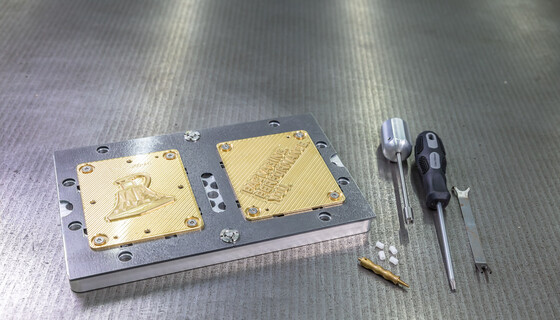 Thinplate mit Heißfolienprägeklischees und Zubehör | Marbach-Gruppe | © Marbach Group Thinplate von Marbach mit Heißfolienprägeklischees und Zubehör | © Marbach Group