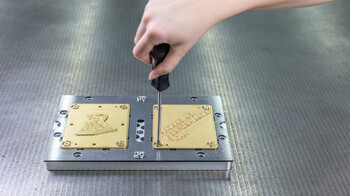 Verschaubung einer Heißfolien-Prägematrize auf der Thinplate | © Marbach Group