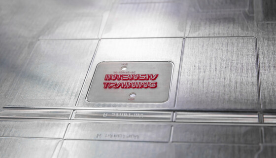 Stanzrillplatte mit Prägepatrize| Marbach-Gruppe | © Marbach Group Gegenstanzplatte Stanzrillplatte mit Prägepatrize | © Marbach Group