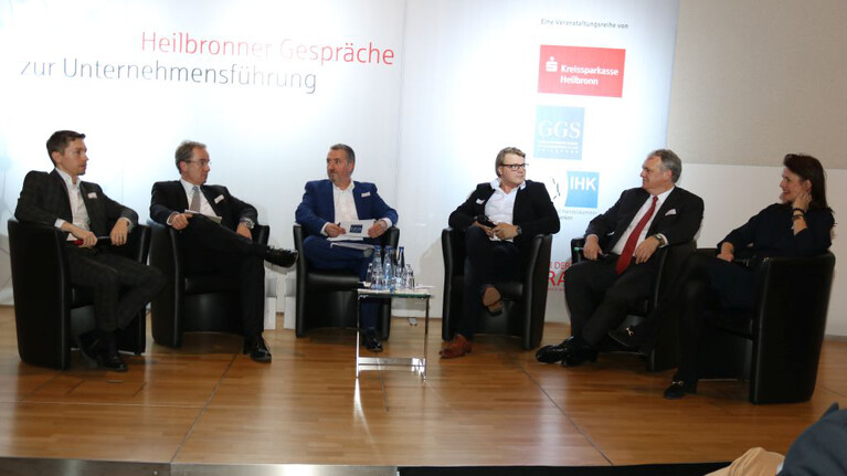 Diskussionsrunde USA Deutschland Beziehungsweise_v.l. Jan Brunner_Tycho Stahl_Moderator Christopher Stehr_Robert Koziel_Dietmar Rieg und Sabrina Fritz | © IHK Heilbronn-Franken