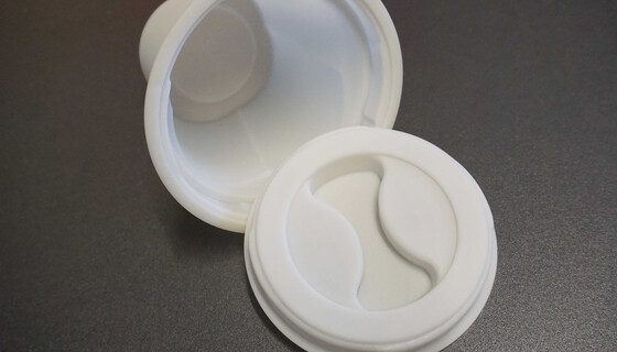 Der Turner Becher von Marbach - die thermogeformte Verpackung mit Drehverschluss Der Turner Becher von Marbach ist eine thermogeformte Verpackung mit patentiertem Drehverschluss