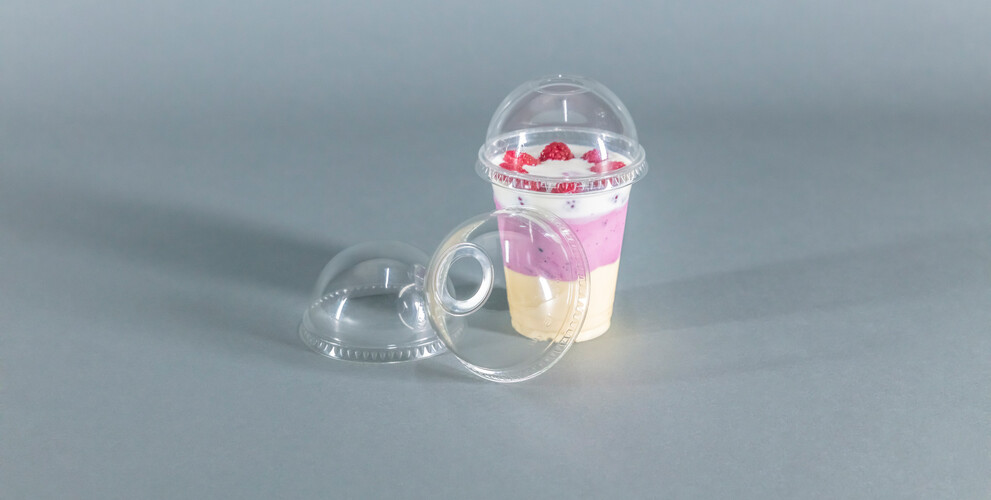 Mit den Thermoformwerkzeugen von Marbach können Sie alle Arten von Frappé Deckeln herstellen. Identisch, funktional und schick. Jetzt informieren | © Marbach Group