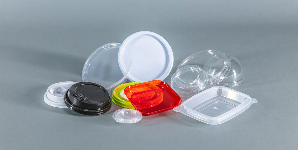 Thermoformed plastic lids, to go lids, frappee lids, lids for cups, made with Marbach thermoforming tools. | © Marbach Group