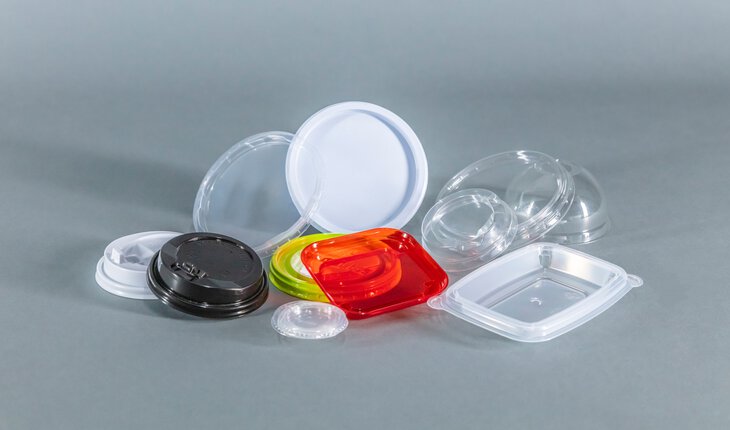 Thermogeformte Kunststoff Deckel, to go Deckel, Frappee Deckel, Deckel für Becher, mit Marbach Thermoformwerkzeugen hergestellt. | © Marbach Group