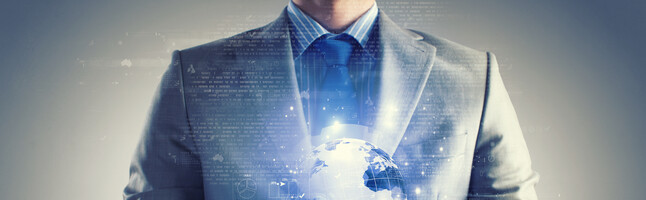 Mann hält virtuelle Weltkugel