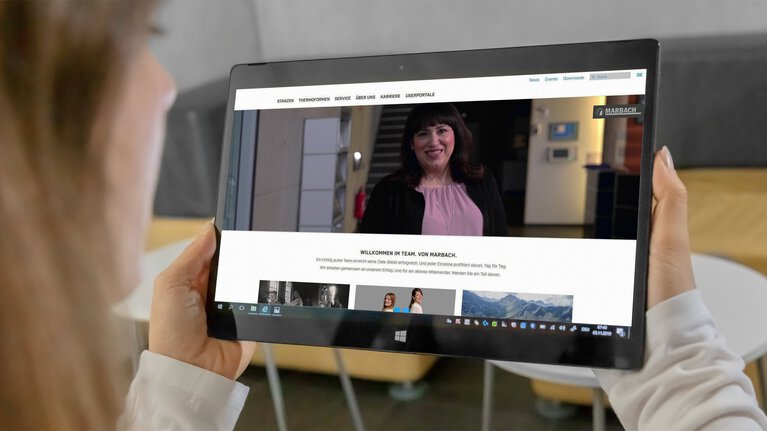 Auf der Website gibt es regelmäßige Unternehmensupdates: News von der Marbach-Gruppe auf einem Tablet. | © Marbach Group