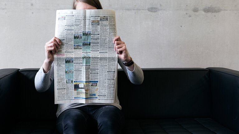 zeitungslesende Frau