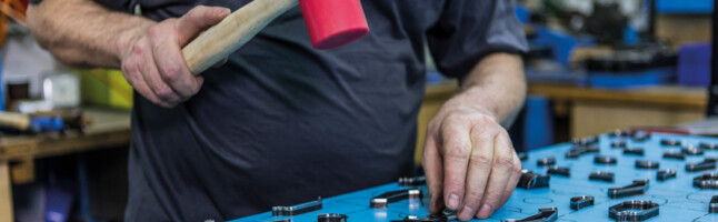 Bemesserung einer Stanzform für Wellpappe Verpackung