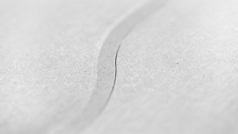 Verpackung mit Gegenritzen als  Öffnungsmechanismus