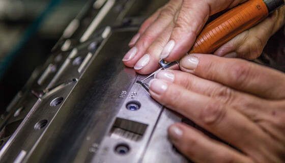 Marbach rotary die cutting with segmented elements for cigarette tooling