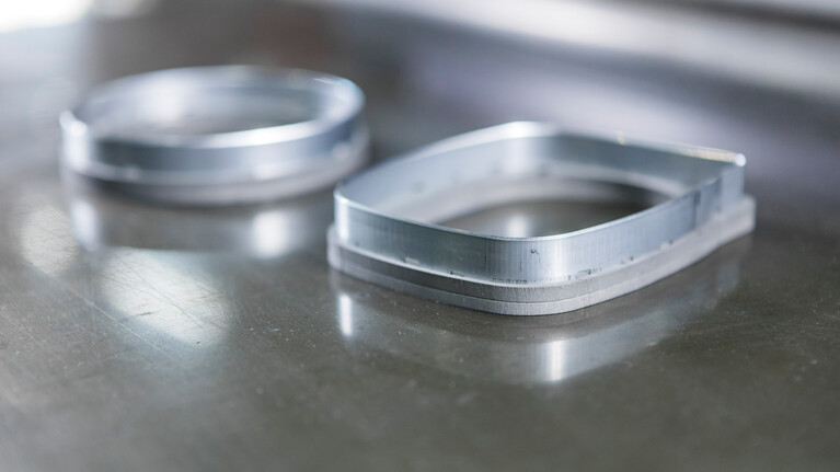 Der Silverline 23.8 Bandstahl mit schwimmenden Haltern ermöglicht lange Standzeiten für Thermoformwerkzeuge durch geringeren Stanzkraftbedarf