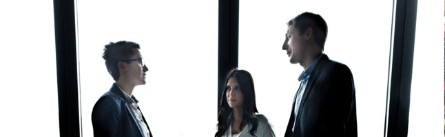 Personen beraten sich in einem Geschäftsraum