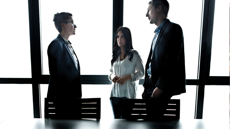 Personen beraten sich in einem Geschäftsraum