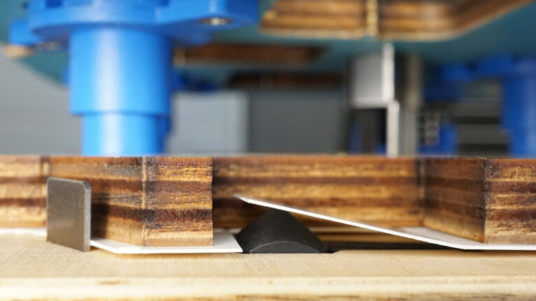 masterstrip-plate Laschenvorbrechen, pre-breaking of flaps