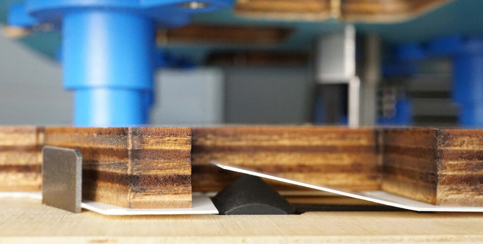 masterstrip-plate Laschenvorbrechen, pre-breaking of flaps