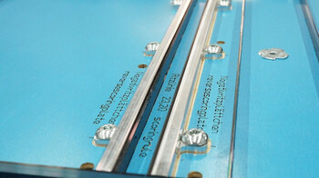 Höhenverstellbarer Gegendruckblock. Gegenritzen. Height adjustable anvil. Reverse cutting.