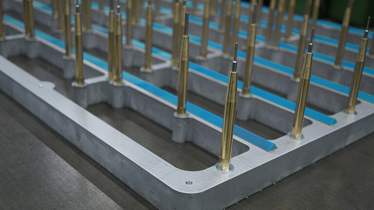 lower pin unit for special stripping applications