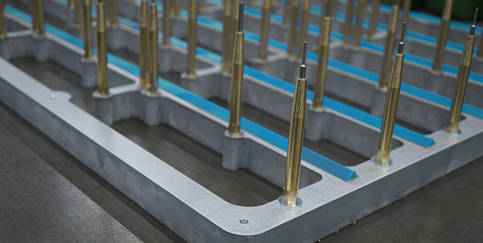 lower pin unit for special stripping applications