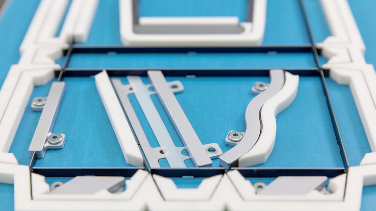 Geteilter Höhenverstellbarer Gegendruckblock für reduzierte Zurichtezeiten beim Gegenritzen.