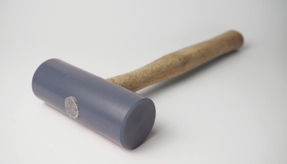 Spezieller Polyurethanhammer zur Montage von Linien in rotative Wellpappe-Stanzformen | © Marbach Group