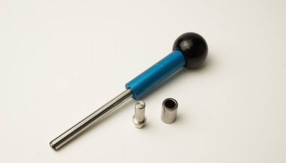 Passstifte und Buchsen für Rillplatten mit flachen Buchsen  und Präge-Einpass-System. | © Marbach Group