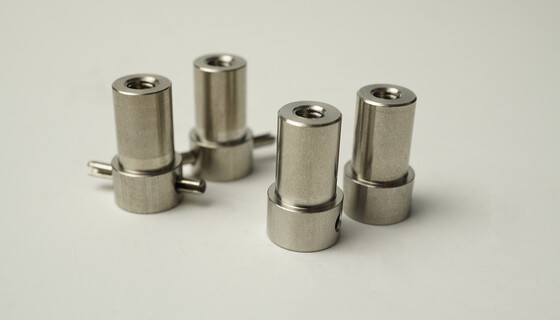 Schraubenbuchsen für Flachkopfschrauben. Für das sichere  Verschrauben von Rillplatten. | © Marbach Group