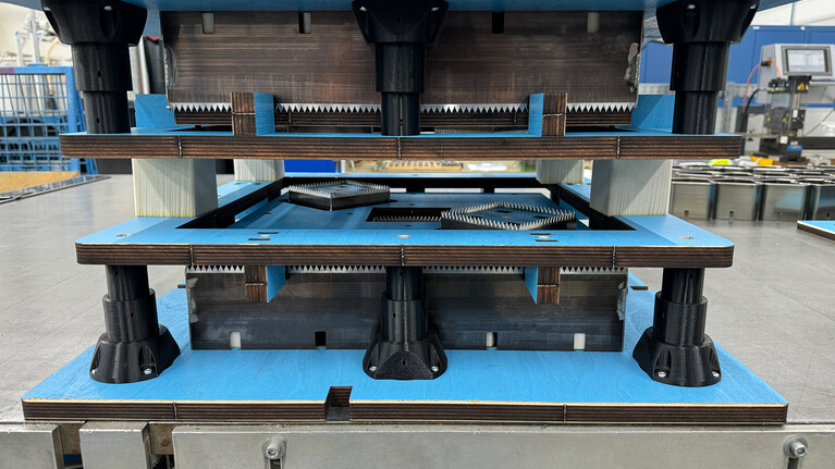 Marbach Wabenpappe Stanzen von zwei Seiten. Für schnelles und präzises Stanzen von Wabenpappe. | © Marbach Group