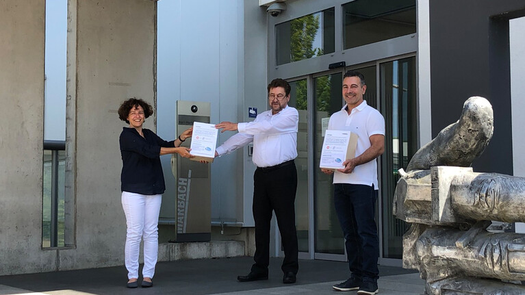  Peter Marbach und José Sanchez übergeben die bislang ungeöffneten Spendenboxen an Alexandra Gutmann von den Nordstadtkids. 