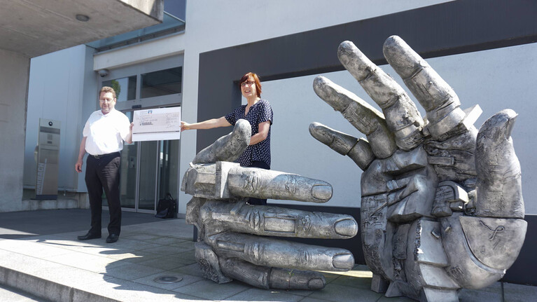 Spendenübergabe: Peter Marbach übergibt den Scheck an die Rektorin der Wartbergschule Bärbel Hetzinger | © Marbach Group