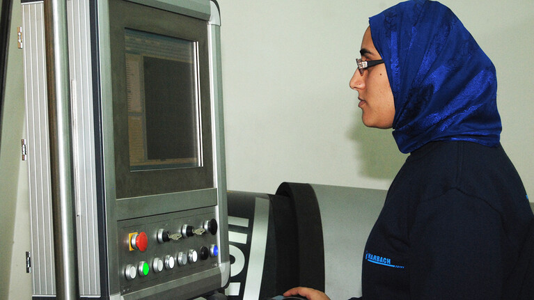 Machine operator at Marbach Egypt using laser | © Marbach Group
