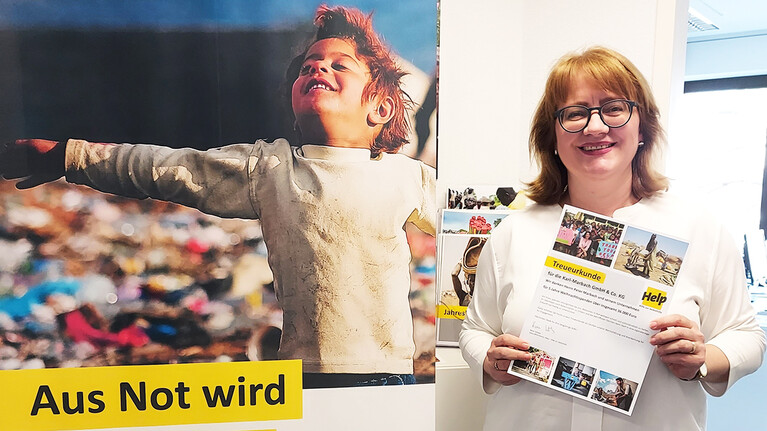 Bianca Kaltschmitt mit Treueurkunde von Help als Dankeschön für treue Spendenbereitschaft von Marbach