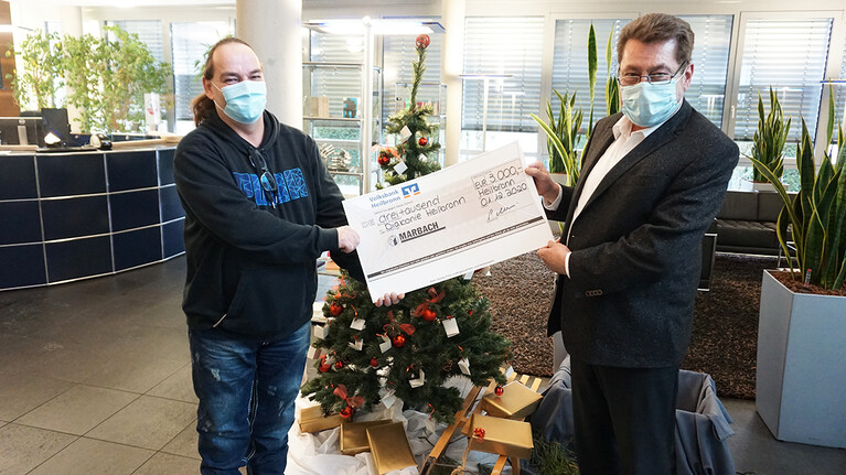 Andreas Carl store manager of Tafeln Heilbronn accepted the donation from Peter Marbach | © Marbach Group