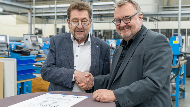 WIR-Pakt Heilbronn: Peter Marbach unterschreibt den Wir-Pakt mit Andreas Ringle | © Marbach Group