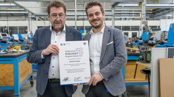 Peter Marbach und Moritz Marbach mit dem unterzeichneten Heilbronner WIR-Pakt | © Marbach Group