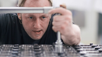 Marbach's Thermoformwerkzeuge werden von bestens ausgebildeten Werkzeugbauern montiert