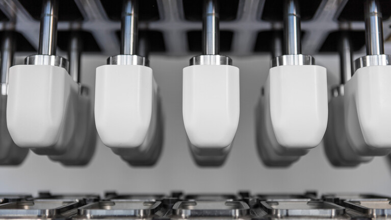 Marbach Thermoformwerkzeuge mit Vorstrecker und Schnellspannsystem Mafox P