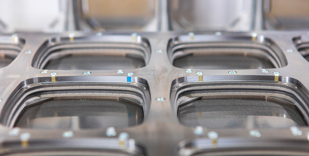 Gegenstanzplatte mit Flexi-Tab System für unsichtbare Haltepunkte für Bandstahlwerkzeuge von Marbach