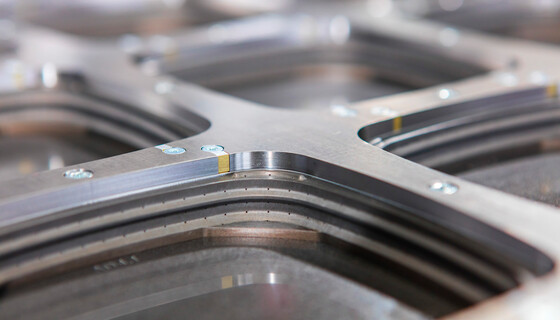 Das Flexi-Tab-System für unsichtbare Haltepunkte mit Bandstahlschnitt für Marbach Thermoformwerkzeuge Das Flexi-Tab-System für unsichtbare und individuell einstellbare Haltepunkte mit Bandstahlschnitt für Marbach Thermoformwerkzeuge