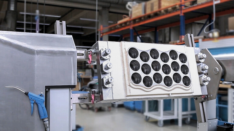 Der Montagetisch Flipper ermöglicht eine ergonomische und effiziente Montage von Marbach Thermoformwerkzeugen