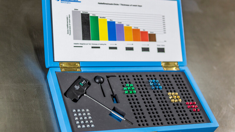 Die Flexi-Tab-Box von Marbach für individuell anpassbare Haltepunkte in Bandstahl-Thermoformwerkzeugen